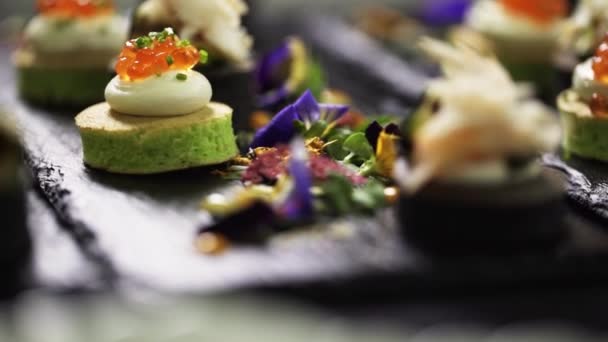 Vista de deliciosos e agradáveis canapés de cozinha decorados na mesa para catering — Vídeo de Stock