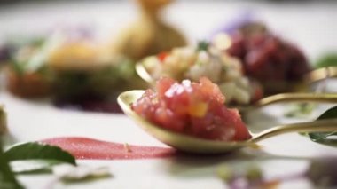 Sofrada yemek servisi için süslenmiş nefis ve şık görünümlü kanepeler.