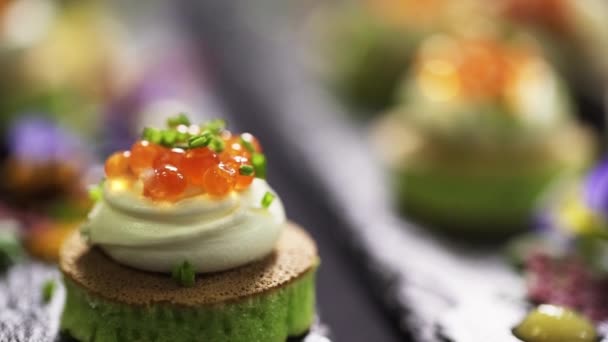 Vários deliciosos e bonitos canapés olhando decorados na mesa para catering — Vídeo de Stock