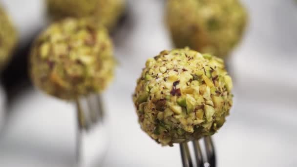 Primer plano de deliciosas bolas de canapé puestas en tenedores de plata en la mesa para catering — Vídeos de Stock