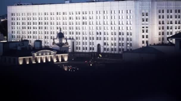 Vue de nuit depuis la fenêtre sur les façades mignonnes de grands nouveaux bâtiments hauts blancs . — Video