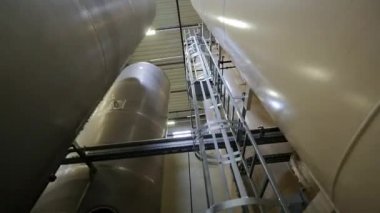 Borularla dolu büyük, modern bir fabrikanın iç manzarası. boru hatları ve diğer ekipmanlar