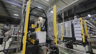 Fabrikada hareket eden taşıyıcıyla motor yağı doldurma görüntüsü.