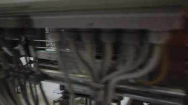 Fabrikada hareket eden taşıyıcıyla motor yağı doldurma görüntüsü.