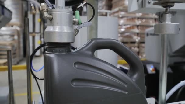 Fabrikada hareket eden taşıyıcıyla motor yağı doldurma görüntüsü. — Stok video
