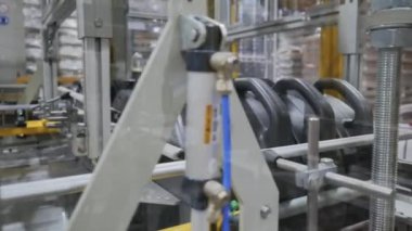 Boru hatları olan ve boş plastik şişeler toplayan petrol fabrikasının çalışma süreci.