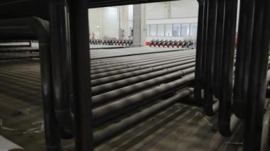 Borularla dolu büyük, modern bir fabrikanın iç manzarası. boru hatları ve diğer ekipmanlar