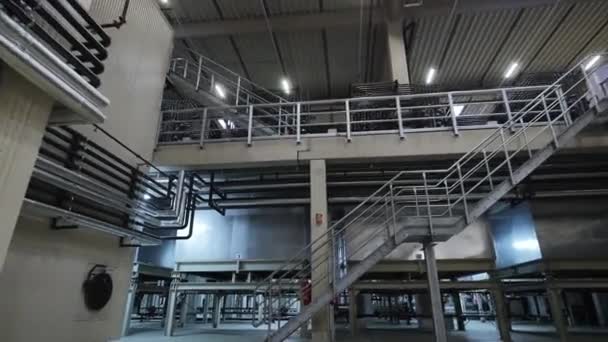 Wnętrze ogromnej nowoczesnej fabryki pełnej lamp. rurociągi i inne urządzenia — Wideo stockowe