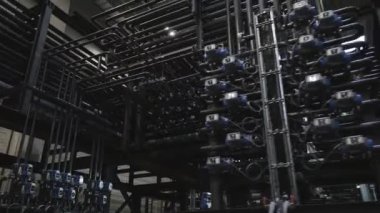 Borularla dolu büyük, modern bir fabrikanın iç manzarası. boru hatları ve diğer ekipmanlar