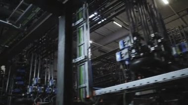 Borularla dolu büyük, modern bir fabrikanın iç manzarası. boru hatları ve diğer ekipmanlar