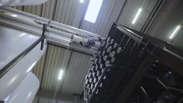 Внутренний вид огромного современного завода, заполненного трубами. трубопроводы и другое оборудование — стоковое видео