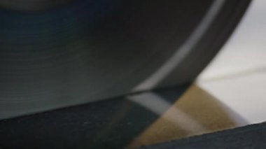 Koyu graniti kesen otomatik testere çarkının yakın görüntüsü.