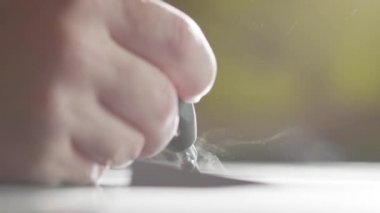 İşçilerin elleri granit bloğun karanlık yüzeyine kum püskürtme yazıları yazıyor.