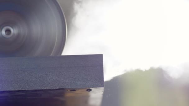 Processo de trabalho da roda de serra circular automática está cortando bloco de granito escuro — Vídeo de Stock