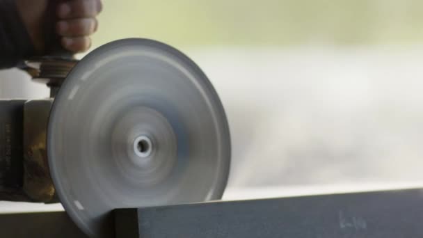 Vista de perto da roda de trabalho de corte automático de serra circular granito escuro . — Vídeo de Stock