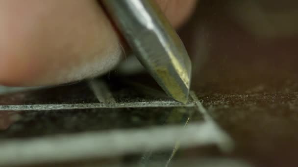 금속 도구와 망치를 사용하여 손으로 조각하는 과정의 확대 사진. — 비디오