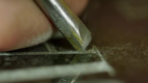 Makro widok procesu ręcznego grawerowania przy użyciu narzędzia metalicznego i młotka. — Wideo stockowe