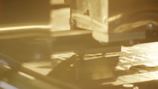Μακροσκοπική άποψη της αυτοματοποιημένης ξυλογλυπτικής μηχανής που λειτουργεί σε γρανίτη. — Αρχείο Βίντεο