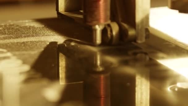 Macro weergave van geautomatiseerde snijmachine werkend op granieten blok. — Stockvideo