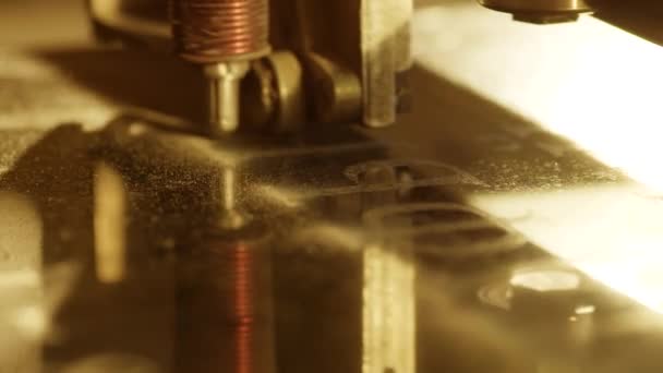 Processus de machine à découper automatisée travaillant sur bloc de granit .