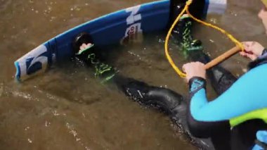 Moskova, Rusya - 12 Temmuz 2019: Mayo ve kask giyen adam su kayağı yapmaya hazırlanıyor