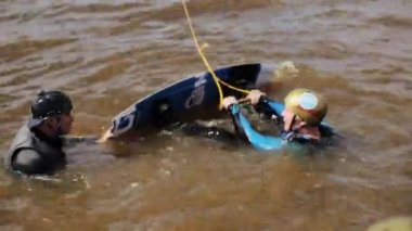 Moskova, Rusya - 12 Temmuz 2019: Yüzme kıyafeti ve kask giyen adam su kayağı yapmaya hazırlanıyor