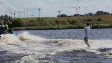 Moskova, Rusya - 12 Temmuz 2019: Sıska çocuk nehir boyunca sürat yaparak su kayağı yapıyor