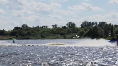 Moskova, Rusya - 12 Temmuz 2019: Aktif erkek nehir boyunca menekşe sürat teknesini takip ederek su kayağı yapıyor