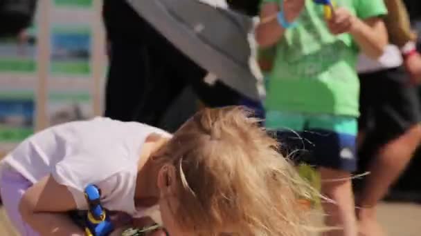 Moskova, Rusya - 12 Temmuz 2019: Yeşil tişörtlü şirin çocuk ve pembe tişörtlü hoş kız plastik oyuncaklarla oynuyor. — Stok video