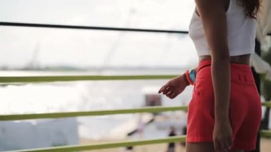 Moskova, Rusya - 12 Temmuz 2019: Kırmızı kıvırcık saçlı, beyaz tişörtlü ve şortlu güzel kız tatil köyünde dans ediyor