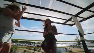 Moskova, Rusya - 12 Temmuz 2019: Güzel, uzun saçlı genç kadınlar otelde dinamik bir şekilde dans ediyorlar