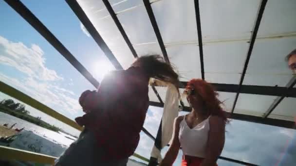 Moskou, Rusland - 12 juli 2019: Drie mooie jonge vrouwen dansen energiek op het podium in badplaats — Stockvideo