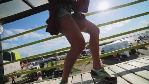 MOSCOW, RÚSSIA - JULHO 12, 2019: Garotas caucasianas bonitas com dança energética no palco no resort de verão da praia — Vídeo de Stock