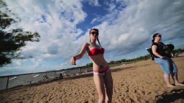 MOSCÚ, RUSIA - 12 DE JULIO DE 2019: Joven mujer bonita en sujetador y ropa interior está bailando en la playa de verano cerca del río — Vídeos de Stock