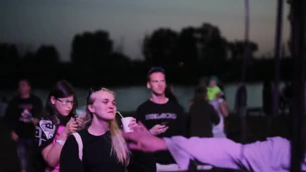 Moskova, Rusya - 12 Temmuz 2019: Takılmak, dans etmek, gün batımında insanları rahatlatmak ile dolu havalı dinamik plaj partisi — Stok video