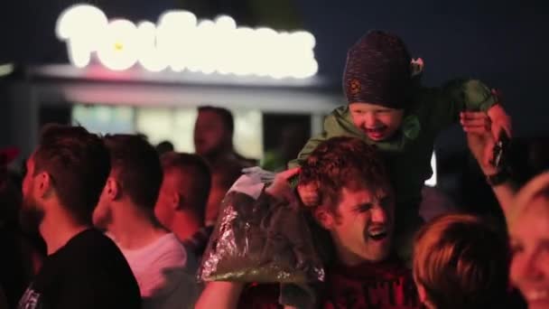 MOSCOW, RÚSSIA - JULHO 12, 2019: As pessoas se reuniram perto do palco com desempenho em uma festa de praia ao ar livre lotada — Vídeo de Stock