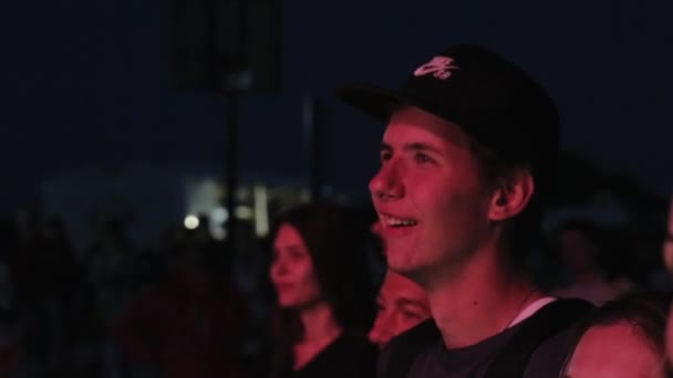 МОСКВА, РОССИЯ - 12 июля 2019 года: Молодые люди стоят за сценой с выступлением на пляжной вечеринке под открытым небом — стоковое видео