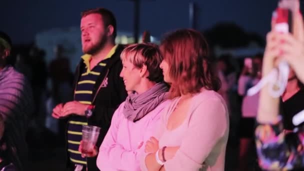 MOSCOU, RUSSIE - 12 JUILLET 2019 : Les gens se sont rassemblés par scène avec des performances à la fête de plage bondée en plein air — Video