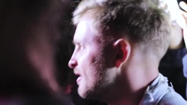 Moskva, Ryssland - 12 juli 2019: Ansiktet på kaukasisk blond skäggig kille med fin frisyr som vid något tillfälle — Stockvideo