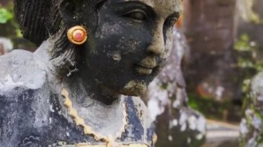 Bali, Endonezya - 22 Nisan 2018: El, Endonezya 'daki Bali tapınağında kadın heykeli oydu