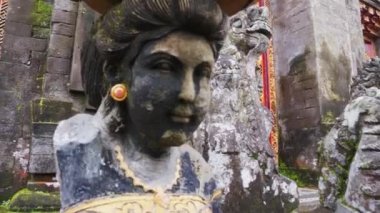 Bali, Endonezya - 22 Nisan 2018: El, Endonezya 'daki Bali tapınağında kadın heykeli oydu