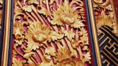 Bali, Endonezya - 22 Nisan 2018: Elle oyulmuş kadın ve Budizm sembolleri ile ahşap yüzey.