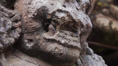 Bali, Endonezya - 22 Nisan 2018: El Bali 'ye ruhani ve kutsal yaratığın katı gri taş heykelini oydu.