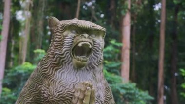 Bali, Endonezya - 22 Nisan 2018: El oyması ile tropikal ormanlara yerleştirilen sarı maymun heykeli.
