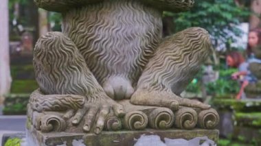 Bali, Endonezya - 22 Nisan 2018: El oyması ile orman parkındaki sarı maymun heykeli.