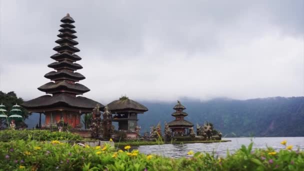 BALI, INDONÉSIA - 22 de abril de 2018: Câmera mostra Pura Ulun Danu Bratan, grande templo da água em Bali, Indonésia — Vídeo de Stock