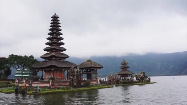 Bali, Indonesia - April 22, 2018: Camera show Pura Ulun Danu Bratan, відомий водний храм на Балі, Індонезія — стокове відео