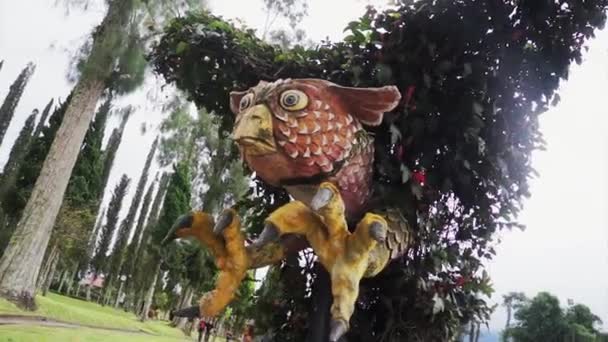 Bali, Indonesien - 22 april 2018: Handhuggen massiv stenskulptur av stor brun fågel placerad i tropisk skog. — Stockvideo