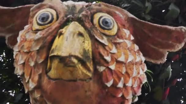Bali, Indonezja - 22 kwietnia 2018: Ręcznie rzeźbiona rzeźba z litego kamienia dużego brązowego ptaka w parku leśnym. — Wideo stockowe