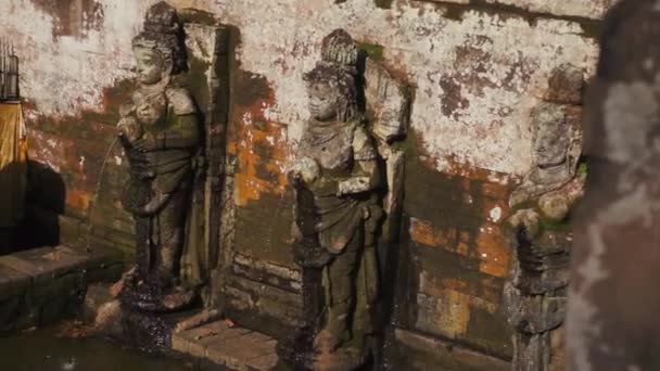 Bali, Indonesien - 22 april 2018: Kameran visar gammalt handsnidat massivt stenskulpturtvättställ i människoform — Stockvideo